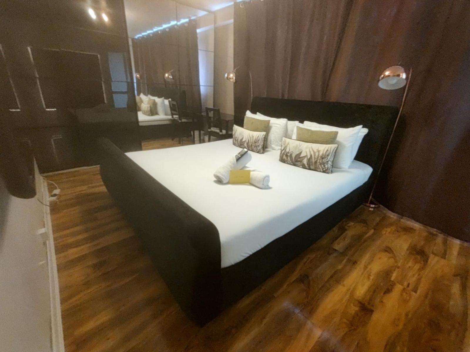 R3 Superking Sized Bed & 75" Tv On The Wall In Clapham Apartamento Londres Exterior foto