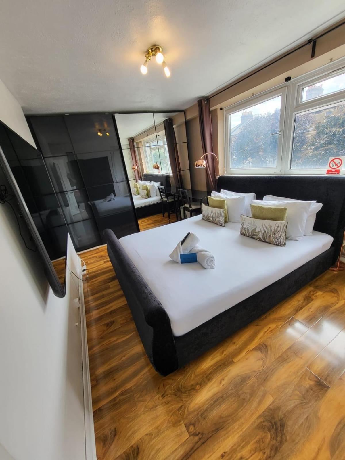 R3 Superking Sized Bed & 75" Tv On The Wall In Clapham Apartamento Londres Exterior foto